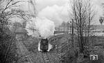 01 0532 passiert mit D 337 aus Hamburg die Grenzanlagen in Berlin-Griebnitzsee. Das Gleis links führt nach Seddin. (12.1975) <i>Foto: Burkhard Wollny</i>
