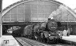 03 2162 vor dem D 565 in Berlin Ostbahnhof. Sie war übrigens die letzte 03 mit 850 mm Laufrädern vorne, ab 03 163 bekammen die Maschinen 1000 mm Laufräder. Der im Regelfall aus 10 Doppelstockwagen bestehende D 565 war auch nicht unbedingt eine leichte Aufgabe für Lok und Personal. (12.1975) <i>Foto: Burkhard Wollny</i>