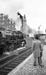 Vater und Sohn fasziniert die Vorbeifahrt der ölgefeuerten 50 0032 am S-Bahnhof Prenzlauer Allee.  (12.1975) <i>Foto: Burkhard Wollny</i>