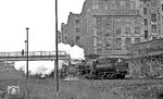 52 6049 vom Bw Berlin-Schöneweide mit einem Güterzug auf dem Weg von der Schönhauser Allee in Richtung Pankow. Der Fotograf steht auf der Trasse der abgebauten Ringbahngleise mit Blick nach Osten, etwa 300 m hinter ihm befindet sich die Grenze.  (12.1975) <i>Foto: Burkhard Wollny</i>