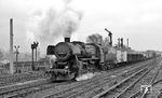 Die Schöneweider 52 5696 (Schichau/Elbing, Baujahr 1943) passiert mit einem Güterzug den Abzweig Okr in Richtung Frankfurter Allee, aufgenommen vom Bahnsteig F des S-Bahnhofs Ostkreuz.  (12.1975) <i>Foto: Burkhard Wollny</i>