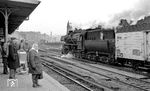 52 5696 fährt an den auf die S-Bahn wartenden Reisenden in Berlin Ostkreuz vorbei. (12.1975) <i>Foto: Burkhard Wollny</i>