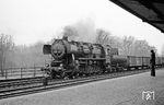 52 8177 (Bw Berlin-Schöneweide) rollt am S-Bahnhof Berlin Treptower Park vorbei. (12.1975) <i>Foto: Burkhard Wollny</i>