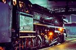 Im nächtlichen Bahnhof Eberswalde steht die ölgefeuerte 44 0452 (44 452), die im November 1982 wieder auf Kohlefeuerung zurückgebaut wurde. (11.1979) <i>Foto: Dr. Uwe Knoblauch</i>