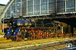 Die Pasewalker 01 0507 steht im schönsten Abendlicht im Bahnhof Berlin Ostbahnhof. Kurze Zeit später, am 19. September 1979, wurde sie zur Heizlok in Rostock degradiert. Hoffentlich war der Auslöser nicht der Schaden, den der Lokführer gerade zu reparieren versucht. (07.1979) <i>Foto: Dr. Uwe Knoblauch</i>