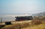 44 0167 (ex 44 167, BMAG, Baujahr 1939) rollt mit einem Güterzug bei Riestedt talwärts. (20.02.1980) <i>Foto: Dr. Uwe Knoblauch</i>