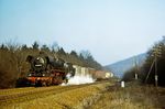 44 0177 (44 177) war am 20.06.1940 fabrikneu zum Bw Sangerhausen abgeliefert worden und gehörte seit 1965 zum 40 km entfernten Bw Nordhausen. Auf der Blankenheimer Rampe rollt sie hier mit einem Güterzug zwischen Blankenheim und Riestedt bergab. (20.02.1980) <i>Foto: Dr. Uwe Knoblauch</i>