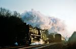 Das war knapp: Gerade noch rechtzeitig verschwand der entgegenkommende Reisezug und gab den Blick auf die bergfahrende 44 0789 vom Bw Sangerhausen bei Riestedt frei. (20.02.1980) <i>Foto: Dr. Uwe Knoblauch</i>
