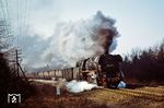 44 0338-2 (44 1338) auf der Rampe zwischen Riestedt und Blankenheim (Kr Sangerhausen). Immerhin war hier auf 11 km Länge ein Höhenunterschied von 100 m überwinden. (20.02.1980) <i>Foto: Dr. Uwe Knoblauch</i>