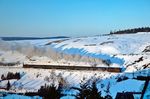 95 0032 mit P 18002 (Sonneberg - Saalfeld) bei Oberlauscha. Die Bahnstrecke nach Ernstthal umrundet hier den Berg Teufelsholz und gewinnt dabei auf einer Strecke von etwa 3,3 km durch den Lauschensteintunnel und über das Viadukt Nasse Telle etwa 85 Höhenmeter. Oberlauscha liegt dabei nur etwa 330 m Luftlinie vom Bahnhof Lauscha entfernt. (21.02.1980) <i>Foto: Dr. Uwe Knoblauch</i>