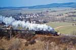 01 0513 mit E 802 (Sonneberg - Leipzig) auf dem hohen Damm hinter Neustadt an der Orla. Daneben verläuft die alte Fernstraße 281, die damals wohl die meistfrequentierte Straße der Zugverfolger war. (19.02.1980) <i>Foto: Dr. Uwe Knoblauch</i>