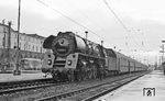 01 0513 (Bw Wittenberge) mit D 734 (Leipzig - Rostock) in Magdeburg Hbf. (12.1975) <i>Foto: Burkhard Wollny</i>
