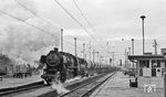 52 8150 (Bw Haldensleben, ex 52 7242, Baujahr 1943) fährt mit einem Getreidezug durch Magdeburg Hbf. (12.1975) <i>Foto: Burkhard Wollny</i>