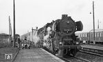 52 8184 (Bw Brandenburg) ergänzt ihre Wasservorräte in ihrem Heimatbahnhof. (12.1975) <i>Foto: Burkhard Wollny</i>