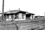 Der Bahnhof Schalke-Nord befand sich auf der Caubstraße 27 in Gelsenkirchen. Er war einer von drei Bahnhöfen in (Gelsenkirchen-)Schalke an der Bergisch-Märkischen Eisenbahn. Die Anschlussbahn der Zeche Königin Elisabeth von Essen nach Essen-Altenessen wurde 1873 bis Schalke verlängert. Die Station war zunächst ein Kopfbahnhof. Das kleine Fach­werkhaus (Foto) war das Bahnhofsgebäude, im Januar 1875 erreichte der erste Personenzug die Station. Die Weiterführung der Strecke nach Bismarck erfolgte im Januar 1876. Ende der 1920er Jahre wurde der Bahnhof umgebaut. Das alte Bahnhofsgebäude wurde durch einen zweigeschossigen mit zwei quaderförmigen Kuben und eine zurückgesetzte, niedrigere Bahnhofshalle ersetzt, der am 16. November 1930 eingeweiht wurde. Am 26. Mai 1974 fuhr der letzte Personenzug über den Bahnhof Schalke-Nord.  (1929) <i>Foto: RVM</i>