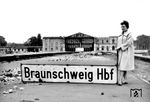 Bereits in den 1930er Jahren begann man mit den Plänen für den Bau eines neuen Hauptbahnhofs in Braunschweig, da aufgrund des wachsenden Verkehrsaufkommens der alte Kopfbahnhof nicht mehr zeitgemäß war. Über Jahre hinweg konnte jedoch keine Einigung über den neuen Standort erzielt werden. Der Umbau des alten Bahnhofs wurde abgelehnt, da er höhere Kosten fordern würde als der Bau eines neuen Bahnhofs. Die Überlegungen für einen neuen Durchgangsbahnhof stellten sich auch deshalb als schwierig dar, da Braunschweig um die Altstadt herum dicht bebaut war. Der Zweite Weltkrieg führte zum vorzeitigen Ende der Arbeiten. In den 1950er Jahren wurden die Planungen wieder aufgenommen, da der Krieg für andere Verhältnisse in der städtischen Bebauung gesorgt hatte. Der erste Spatenstich für den Neubau erfolgte am 19. Februar 1957, am 1. Oktober 1960 wurde der neue Hauptbahnhof eröffnet. Die Ruine des alten Bahnhofs wurde von der Braunschweigischen Staatsbank (heute Braunschweigische Landessparkasse) erworben und saniert, zuvor konnte noch dieses Erinnerungsfoto geschossen werden. (29.06.1961) <i>Foto: Dieter Höltge</i>