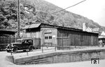 Das provisorische Empfangsgebäude in Lambrecht (Pfalz), nachdem das originäre Gebäude in den letzten Tagen des Zweiten Weltkriegs abbrannte. Das heutige Empfangsgebäude wurde 1957 fertiggestellt und befindet sich an der Stelle seines Vorgängers. Im Untergeschoss fand der Verkauf von Fahrkarten sowie die Abfertigung von Expressgut und Gepäck statt. Der Haupteingang befand sich genau wie der Warteraum in der Mitte des Stockwerks. Im östlichen Flügel befand sich eine Gaststätte samt Nebenräumen. Der obere Stock beherbergte Verwaltungsräume und das Büro des Bahnhofsvorstehers. Anfang der 1980er Jahre wurde der Bahnhof als eigenständige Dienststelle aufgehoben.  (1952) <i>Foto: BD Mainz, Slg. W. Löckel</i>