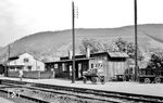 Das ursprüngliche Empfangsgebäude des Bahnhofs Lambrecht (Pfalz) war ein Sandsteingebäude mit zwei Geschossen. Es entsprach vom Baustil her demjenigen, der in der Pfalz vor allem in der zweiten Hälfte des 19. Jahrhunderts bei Bahnhöfen üblich war. Im Erdgeschoss befanden sich die Diensträume, der Fahrkartenverkauf, ein Zimmer für den Fahrdienstleiter, Büros, Wartesäle sowie die Expressgut- und Gepäckabfertigung. Letztere wurde 1900 in einen eigens errichteten einstöckigen Anbau verlegt. Im oberen Stockwerk waren die Wohnungen der Bahnbeamten und vor allem des Vorstands des Bahnhofs untergebracht. In Bezug auf seine Größe war es dem hohen Verkehrsaufkommen nur bedingt gewachsen, so dass 1900 ein Anbau für die Abfertigung von Gepäck und Expressgut eröffnet wurde. 1907 erhielt die Güterabfertigung einen Anbau mit drei Stockwerken. Im Zweiten Weltkrieg fiel das Empfangsgebäude einer Brandstiftung zum Opfer, sodass der Betrieb bis 1957 in diesem Provisorium stattfinden musste. (1952) <i>Foto: BD Mainz, Slg. W. Löckel</i>