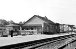 Der Bahnhof Alzey wurde 1871 von der Hessischen Ludwigsbahn errichtet. Das alte Empfangsgebäude wurde ebenso wie der in der Nähe befindliche Güterbahnhof aus Flonheimer Sandstein erbaut. Die Bahnhofsrestauration hatte in den 1920er Jahren zwei Wartesäle für die 1. und 2. Klasse sowie für die 3. und 4. Klasse. 1922 wurden Güterabfertigung und Eilgutabfertigung zusammengelegt. Am Mittag des 19. Oktober 1944 wurde das Empfangsgebäude durch einen Bombenangriff zerstört. Bis Ende der 1950er Jahre diente diese Baracke als Ersatz. (1952) <i>Foto: BD Mainz, Slg. W. Löckel</i>