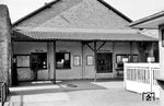 Die provisorische Fahrkartenausgabe/Gepäckabfertigung im Bahnhof Alzey, nachdem das alte Gebäude im Oktober 1944 zerstört wurde. (1952) <i>Foto: BD Mainz, Slg. W. Löckel</i>