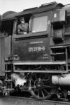 Lokführer Rolf Serfert wartet auf der Dresdener 01 2118 auf die Rückfahrt nach Berlin. (1975) <i>Foto: Rolf Serfert</i>