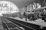 Reisende in Frankfurt Hbf. (1954) <i>Foto: Reinhold Palm</i>