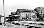 Der Bahnhof Germersheim in der Zeit nach dem Zweiten Weltkrieg. Die Gebäude stammen noch aus der Eröffnungszeit des Bahnhofs und stehen heute unter Denkmalschutz. Noch in den 1950er Jahren war dort eine Bahnhofsrestauration untergebracht. Im Gebäude befinden sich derzeit eine Gaststätte und mehrere Wohneinheiten. Für den ÖPNV spielt das Gebäude jedoch seit mehreren Jahren keine Rolle mehr.  (1950) <i>Foto: BD Mainz, Slg. W. Löckel</i>