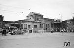 Das Empfangsgebäude des ersten Bahnhofs Ludwigshafen von 1847 war ein zweigeschossiger Bau mit Uhrentürmchen und eingeschossigen Seitenflügeln. Mit der Eröffnung der Strecken nach Worms (15. Juni 1853) und über die Rheinbrücke nach Mannheim (25. Februar 1867) wurden beidseits des ursprünglichen Bahnhofs dreigeschossige Flügelbauten mit wesentlich höherem Bauvolumen ergänzt. Dem so entstandenen Gebäudeensemble des Kopfbahnhofs wird eine „fatale Disharmonie“ zugeschrieben, die sich abgemildert haben soll, als 1910 zweigeschossige Zwischenbauten mit vorgesetzten Arkaden errichtet wurden. Nach den Zerstörungen im Zweiten Weltkrieg präsentiert sich der Hauptbahnhof vier Jahre nach Kriegsende noch als Provisorium. (1949) <i>Foto: RBD Mainz, Slg. W. Löckel</i>