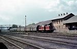 Ein Korridorzug auf der regional als Mandaubahn bekannten Verbindung von Mittelherwigsdorf über das tschechische Varnsdorf (Warnsdorf) nach Eibau und weiter nach Bischofswerda. Nach dem Zweiten Weltkrieg war die Strecke zunächst unterbrochen, ab 1951 verkehrten wieder deutsche Korridorzüge über tschechoslowakisches Gebiet, die allerdings in Varnsdorf nicht halten durften. Ein solcher Zug mit der sehenswerten Garnitur aus preußischen Abteilwagen fährt mit der DR 110 204 (Bw Zittau) ohne Halt durch Varnsdorf. Der Zug besteht aus Abteilwagen der Austauschbauart von 1927. Hinter der Lok ist ein Pwi-31a eingestellt. Erst zum 1. Juni 2006 wurde der Halt hier wieder eingeführt.  (15.05.1973) <i>Foto: Peter Schiffer</i>