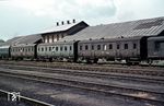 Die sehenswerte Zuggarnitur des Korridorzuges Zittau - Großschönau - Seifhennersdorf - Bischofswerda, der ohne Halt im tschechoslowakischen Varnsdorf durchfuhr. Die Garnitur besteht aus Abteilwagen der Austauschbauart von 1927. Die Cd-27, die als 4. Klasse Wagen beschafft wurden, bildeten damit den Schlußpunkt einer langen Reihe von Abteilwagenentwicklungen. Hinter der Lok ist ein Pwi-31a eingestellt. (15.05.1973) <i>Foto: Peter Schiffer</i>