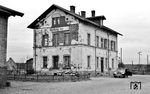 Der Bahnhof Neuburg (Rhein) ist der Bahnhalt der rheinland-pfälzischen Ortsgemeinde Neuburg am Rhein an der Bahnstrecke Wörth – Strasbourg und wurde am 25. Juli 1876 eröffnet. Im Zuge der schrittweisen Auflösung der Reichsbahndirektion Ludwigshafen wechselte der Bahnhof zum 1. Februar 1937 in den Zuständigkeitsbereich der Karlsruher Direktion. Die DB gliederte den Bahnhof nach dem Zweiten Weltkrieg in die Bundesbahndirektion Mainz ein, der sie sämtliche Bahnstrecken innerhalb des neu geschaffenen Bundeslandes Rheinland-Pfalz zuteilte. Fünf Jahre nach Kriegsende zeigt das um 1870 errichtete Bahnhofsgebäude noch die Einschusslöcher aus Kriegszeiten. Nach der vorübergehenden Einstellung des Personenverkehrs im Jahr 1984 wurde es verkauft; für den Bahnbetrieb besitzt es seither keine Bedeutung mehr und dient inzwischen als Wohnhaus.  (1950) <i>Foto: BD Mainz, Slg. W. Löckel</i>