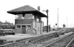 Nach dem alliierten Luftangriff vom 16. März 1945 auf Landau/Pfalz lagen etwa 40 Prozent des Stadtgebiets in Schutt und Asche. Das prächtige Empfangsgebäude des Bahnhofs (im Hintergrund links) wie auch die umfangreichen Gleisanlagen wurden weitgehend zerstört. Heute besitzt der Bahnhof gerade einmal noch fünf Gleise, Güterbahnhof und Bahnbetriebswerk sind längst Geschichte. Das Bild zeigt den Landauer Hauptbahnhof Anfang der 1950er Jahren nach den ersten Wiederaufbaumaßnahmen. (1950) <i>Foto: BD Mainz, Slg. W. Löckel</i>