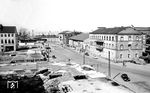 Blick aus dem Empfangsgebäude des alten Ludwigshafener Hauptbahnhofs auf den von Trümmern freigeräumten Vorplatz mit Post und Betriebsamt. (1952) <i>Foto: BD Mainz, Slg. W. Löckel</i>