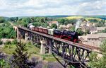52 8154 mit einem Fotogüterzug nach Wippra auf der Wipperbrücke in Mansfeld/Südharz. (15.05.1994) <i>Foto: Hans-Jürgen Müller</i>