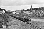 Nachdem die Stralsunder 03 0010 mit dem Bäderzug D 555 nach Berlin den Bahnhof Burg Stargard (Meckl) durcheilt hat, wird sie am Ortsausgang erwartet. Der eindrucksvolle Blick geht auf das Städtchen mit der St. Johanneskirche.  (12.09.1978) <i>Foto: Joachim Schmidt</i>