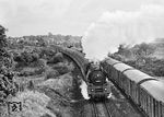 01 1511 passiert mit E 315 "Gedania" aus Szczecin (Stettin) den vor dem Einfahrsignal von Angermünde zum Stehen gekommenen Gex 2650 aus Berlin. (19.08.1978) <i>Foto: Joachim Schmidt</i>