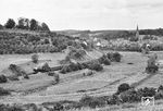 Die Hauptstrecke über Neubrandenburg ist historisch bedingt im sparsamen Mecklenburg eingleisig ausgelegt. Wenige Kilometer südlich von Neubrandenburg hat 03 0090 mit dem D 555 nach Berlin das Örtchen Burg Stargard durchfahren und geht nun die Steigung nach Cammin an. (13.09.1978) <i>Foto: Joachim Schmidt</i>