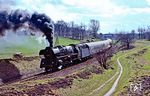 Hinter Bergen auf Rügen müht sich 03 0085 mit dem D 270 "Meridian" weiter ab. So richtig kam der Zug nicht auf Schnellzugtempo - Glück für die Autoverfolger. (30.04.1979) <i>Foto: Wolfgang Bügel</i>