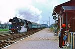 Durch Teschenhagen auf Rügen brettert 03 0085 mit D 270 "Meridian" (Belgrad - Malmö) auf dem Weg nach Saßnitz.  (01.05.1979) <i>Foto: Wolfgang Bügel</i>