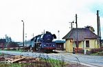 Was aussieht wie ein Anschlussgleis, ist die Hauptbahn zwischen Demmin und Neubrandenburg. 03 0085 passiert mit D 610 einen Schrankenposten in Zachariae, südlich von Demmin.  (01.05.1979) <i>Foto: Wolfgang Bügel</i>