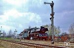 Im Bahnhof Stralsund Rügendamm fand planmäßig ein Lokwechsel am D 270 von 03.10 auf 03.10 statt. 03 0085 erwartet die Ankunft des "Meridian" mit 03 0046. (01.05.1979) <i>Foto: Wolfgang Bügel</i>