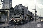 Die zum Zeitpunkt der Aufnahme dienstälteste 01 der Deutschen Reichsbahn der DDR zu Gast im Bw Helmstedt. Sie war am 18. März 1926 fabrikneu an das Bw Hof geliefert worden, das Kriegsende erlebte sie beim Bw Erfurt P, zum Zeitpunkt der Aufnahme gehörte sie zum Bw Magdeburg. Nach ihrer Ausmusterung Ende 1974 wurde sie im Mai 1975 vom Ministerium für Verkehrswesen als technisches Denkmal eingestuft und in den Bestand der Traditionsfahrzeuge der DR übernommen. Bei einer äußerlichen Aufarbeitung im RAW Meiningen wurde die Lok weitgehend in ihren ursprünglichen Zustand zurückversetzt. Seit 1987 befindet sie sich als Leihgabe des Verkehrsmuseums Dresden bei den Eisenbahnfreunden Staßfurt. (01.06.1966) <i>Foto: Jürgen Munzar</i>