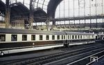 VT 12.14.02 (ein ungarischer Ganz-Triebwagen) der Deutschen Reichsbahn als Ft 165 (Hamburg-Altona ab 17.54 Uhr - Berlin Ostbf an 22.45 Uhr) in Hamburg Hbf. (05.1961) <i>Foto: Carl Bellingrodt</i>