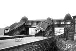Der Bahnhof Wuppertal-Zoologischer Garten war immer ein reiner Durchgangsbahnhof, zunächst als zweigleisige Haltestelle, nach Ausbau der Talstrecke bis 1914 dann viergleisig. Er liegt innerhalb einer groß geschwungenen S-Kurve, die aus Richtung Elberfeld den Kiesberg umfährt und dann mittels der Sonnborner Brücke die Wupper überquert und Richtung Vohwinkel weiterführt. Die Station war früher ein beliebter Ausflugsstopp für Wanderungen und Besuche im nahegelegenen Tiergarten. Diesem Ziel entsprechend gab es früher diesen mondänen und großangelegten Zugang über den Bahnsteigen mit reichlicher Verzierung. Zu den wilden Fußballzeiten des WSV in der Bundesliga wurde der Halt auch von vielen Fussballfans benutzt, wobei einige auch schon mal an sich durchfahrende Züge auf dem Fernbahnsteig zum Anhalten zwangen. Heute ist nur noch ein Bahnsteig für die S-Bahn zwischen den Gleisen 3 und 4 gelegen (ganz rechts) übrig geblieben, die Überführung entsprechend eingekürzt und auf modern umgemodelt. Das Bahnhofsschild "Elberfeld Zool. Garten" weist daraufhin, dass das Bild vor der Zusammenlegung der Städte Barmen und Elberfeld zu Wuppertal entstanden sein muss. (1928) <i>Foto: RBD Wuppertal (Eckler)</i>