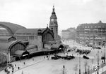 Für die repräsentative Gestaltung des neuen Hamburger Hauptbahnhofes wurde 1900 ein Wettbewerb ausgeschrieben, den die Architekten Heinrich Reinhardt und Georg Süßenguth aus Charlottenburg gewannen. Kaiser Wilhelm II. bewertete ihren ersten Entwurf als „einfach scheußlich“, er musste überarbeitet werden und wurde dadurch noch monumentaler und betonte von außen die gewaltigen 73 Meter Spannweite der Bahnsteighalle. Die Halle ist 150 Meter lang, insgesamt 114 Meter breit und bis zu 37 Meter hoch. Das Empfangsgebäude wird von zwei 45 Meter hohen Türmen mit quadratischem Querschnitt flankiert. Der Bahnhof ist auf 800 Eisenbetonrammpfählen tiefgegründet und gehört zu den ersten größeren Bauten mit Eisenbetonpfählen im norddeutschen Raum.  (16.11.1934) <i>Foto: Pressefoto ACME</i>