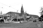 Im Zweiten Weltkrieg erhielt der Hamburger Hauptbahnhof im Frühling 1941 eine Tarnabdeckung in Form einer bemalten Holzkonstruktion, um anfliegenden alliierten Bomberverbänden die Orientierung zu erschweren. Trotz dieser Maßnahme wurde er vor allem im November 1941 und Juli 1943 („Operation Gomorrha“) durch Bombentreffer stark beschädigt, sodass nach Kriegsende 1945 sogar Abriss und Neubau diskutiert wurde. Man entschied sich jedoch dafür, das alte Gebäude beizubehalten, und es wurden zunächst einige notdürftige Reparaturen vorgenommen. Im Winter 1947 zeigte sich die imposante Halle des Hamburger Hauptbahnhofs noch komplett glaslos. Auf dem Glockengießerwall war der Verkehr auch noch überschaubar und überwiegend von Militärfahrzeugen geprägt.  (10.03.1947) <i>Foto: Walter Hollnagel</i>