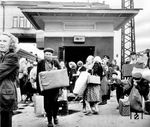 Reisende im Bahnhof Nowosibirsk in Sibirien auf der Transsibirischen Eisenbahn. Die auch Transsib genannte Strecke, ist die Hauptverkehrsachse des asiatischen Russlands und mit 9288 km die längste Eisenbahnstrecke der Welt. Auf der gesamten Strecke von der Hauptstadt Moskau nach Wladiwostok am Pazifik werden 400 Bahnhöfe passiert; eine Fahrt dauert in der Regel 144 Stunden (sechs Tage). Nowosibirsk liegt etwa auf halber Strecke zwischen Moskau und Wladiwostok in km 3280. (04.09.1956) <i>Foto: Pressefoto ACME</i>