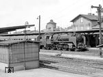 62 006 vom Bw Frankfurt (Oder) wartet im Bahnhof Angermünde mit einem Eilzug auf die Rückfahrt in die Heimat. (06.07.1968) <i>Foto: Will A. Reed</i>