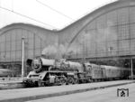 22 052 entstand am 30.04.1960 aus der Rekonstruktion der 39 249 im RAW Meiningen. Die beim Bw Saalfeld beheimatete Maschine wartet in Leipzig Hbf auf die Rückfahrt in die Heimat. (09.07.1968) <i>Foto: Will A. Reed</i>