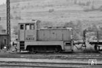 V 15 2265 (LKM Babelsberg, Baujahr 1963, spätere 101 265, ab 1978: 101 589) macht sich als Rangierlok im Bahnhof Grünstädtel nützlich. (18.06.1966) <i>Foto: Will A. Reed</i>